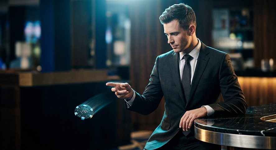 Spielkarten auf grünem Pokertisch mit Jetons